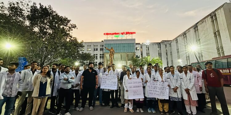 छत्तीसगढ़ मेडिकल कॉलेजों में स्टेट कोटा 50% से घटाकर 25% करने पर बस्तर में छात्रों का प्रदर्शन