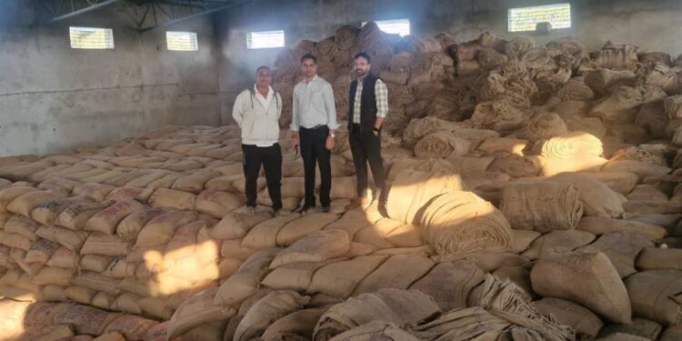 धरसींवा में 200 क्विंटल अवैध धान जब्त, राइस मिल सील