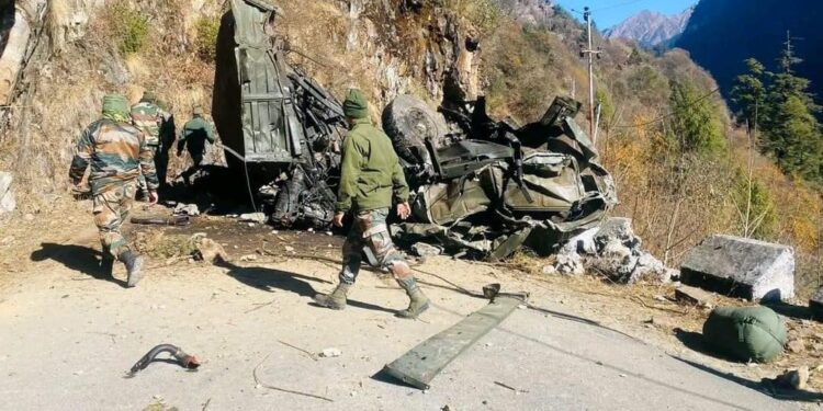 जम्मू-कश्मीर में बड़ा हादसा; 200 फुट गहरी खाई में गिरी सेना की गाड़ी; कई सैनिकों की मौत