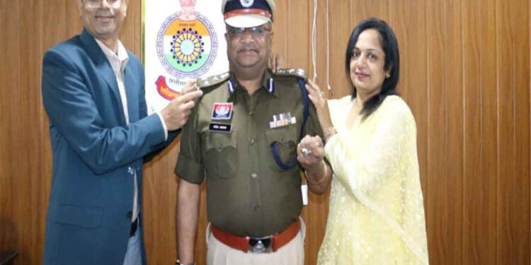 सरगुजा SSP राजेश अग्रवाल को DIG पद पर प्रमोशन, IG ने कॉलर बैच पहनाकर किया सम्मानित