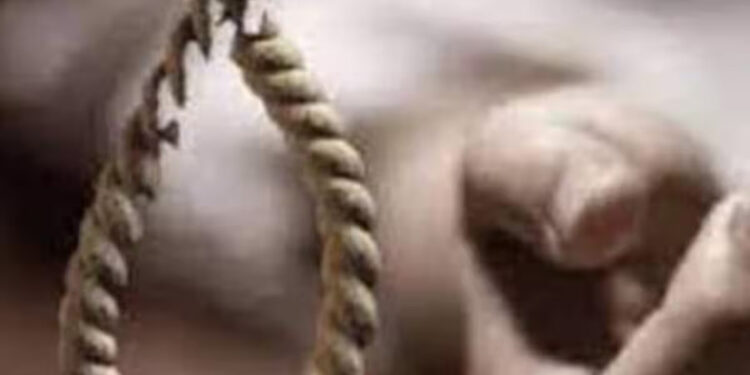प्रिंसिपल और शिक्षक की प्रताड़ना ने ली जान! 12वीं के छात्र ने लगाई फांसी, सुसाइट नोट में लिखा – इन्हें माफी नहीं मिलनी चाहिए