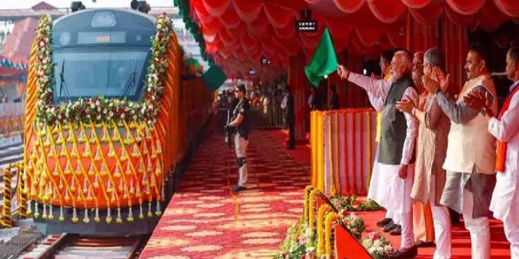 देश को मिली पहली वंदे भारत स्लीपर ट्रेन की सौगात, PM मोदी ने दिखाई हरी झंडी