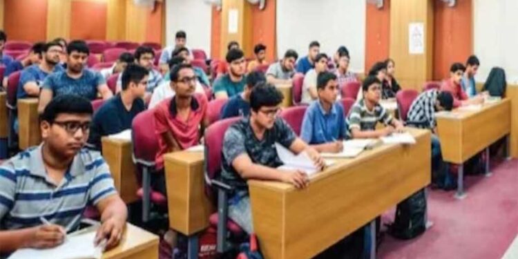 NEET और JEE की कोचिंग 3 घंटे से ज्यादा न हो, 12वीं के अंक भी बनें दाखिले का आधार — केंद्र की समिति के बड़े सुझाव