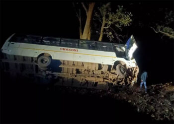 नशे में धुत चालक की लापरवाही, यात्री बस गड्ढे में पलटी; हादसे के बाद फरार