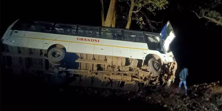 नशे में धुत चालक की लापरवाही, यात्री बस गड्ढे में पलटी; हादसे के बाद फरार