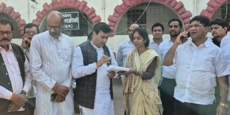 चूहों के धान खाने के दावे पर गरमाई सियासत, कांग्रेस नेताओं ने मुख्यमंत्री के नाम ज्ञापन सौंपा