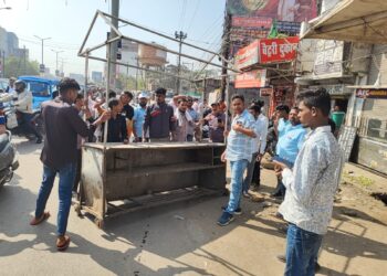 रायपुर में ‘टीम प्रहरी’ का एक्शन: मोवा ब्रिज से दलदल सिवनी तक सड़क कब्जामुक्त, बुलडोजर ने ढहाए 13 शेड, 20 गुमटियां जब्त।