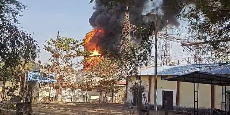 बिजली सब स्टेशन में लगी भीषण आग, आसमान में उठे काले धुएं के गुबार
