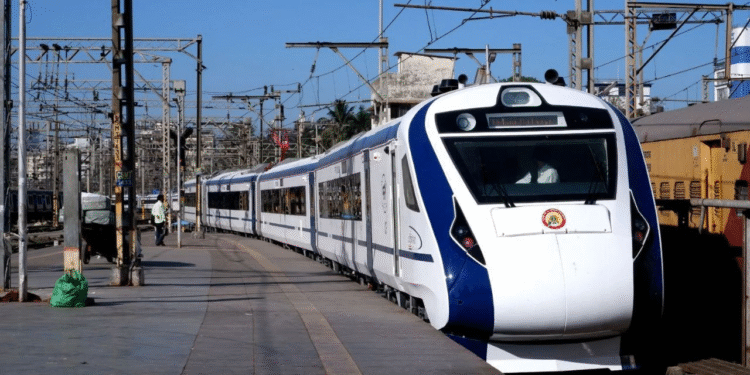 साहस को सलामः ट्रेन और प्लेटफार्म के बीच फंसे यात्री को बचाया