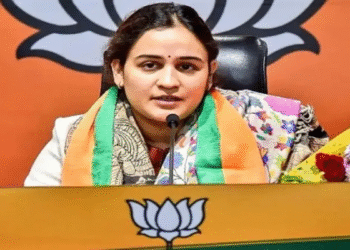 अपर्णा यादव से तलाक की पोस्ट पर मची सनसनी