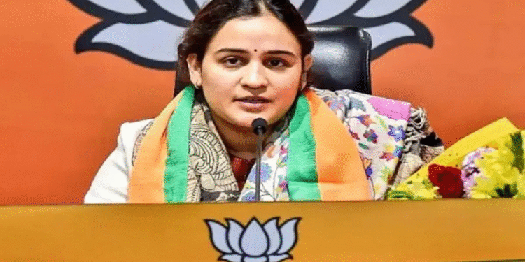 अपर्णा यादव से तलाक की पोस्ट पर मची सनसनी