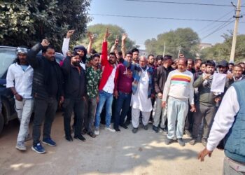 डायल 112 ड्राइवरों ने गृह मंत्री विजय शर्मा के आवास के बाहर जताई नाराजगी, नियमों में बदलाव को लेकर किया प्रदर्शन