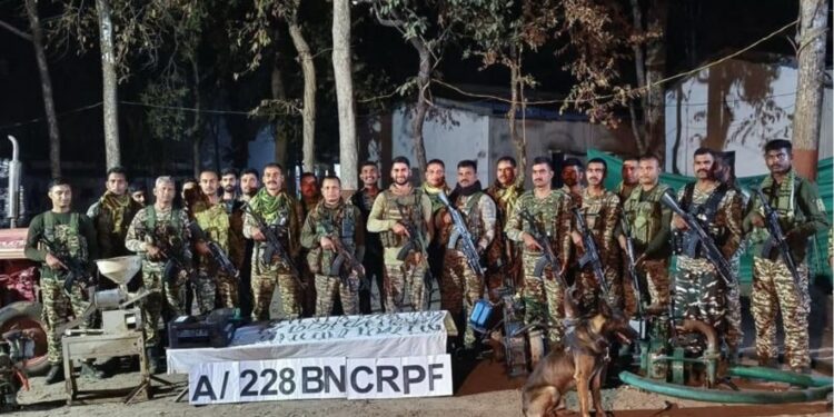 सुरक्षाबलों को बड़ी सफलता, सुकमा-बीजापुर सीमा पर नक्सलियों का IED और ट्रैक्टर बरामद