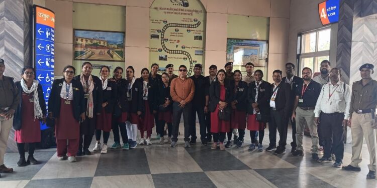 उरकुरा स्टेशन पर रेलवे की ‘एम्बुश’ कार्रवाई: 177 बिना टिकट यात्री धराए, कुल 185 मामले दर्ज