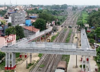 ओवरब्रिज के नीचे 30 साल से बसे परिवारों को रेलवे का नोटिस