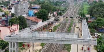 ओवरब्रिज के नीचे 30 साल से बसे परिवारों को रेलवे का नोटिस