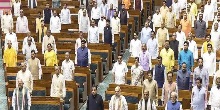 Vande Mataram New Guidelines: सरकार ने राष्ट्रगीत वंदे मातरम् को लेकर बदले नियम, खड़ा होना अनिवार्य…