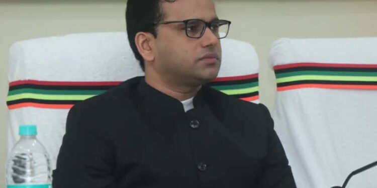 छत्तीसगढ़ सरकार की बड़ी कार्रवाई, मनेंद्रगढ़ के DFO मनीष कश्यप सस्पेंड, मंत्रालय के अफसरों से अभद्रता का आरोप