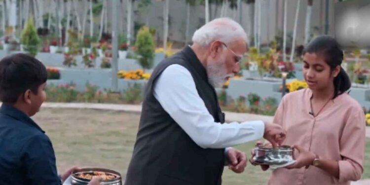 परीक्षा पे चर्चा 2026: PM मोदी ने चखा छत्तीसगढ़ की ठेठरी-खुरमी का स्वाद, खुश होकर छात्रों से पूछ ली रेसिपी