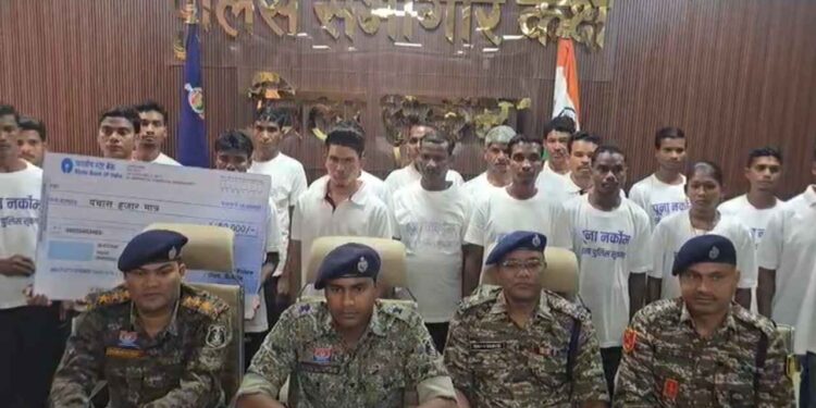 नक्सल संगठन को एक बार फिर बड़ा झटका; सुकमा में 22 नक्सलियों ने एक साथ किया सरेंडर