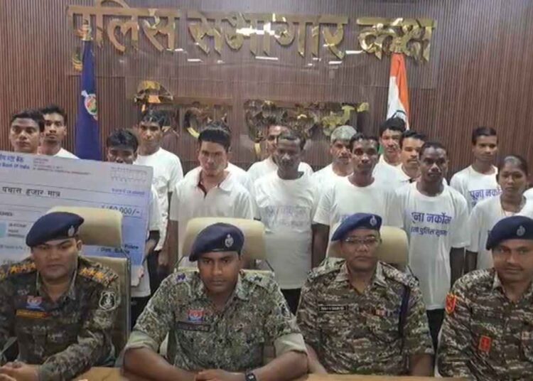 नक्सल संगठन को एक बार फिर बड़ा झटका; सुकमा में 22 नक्सलियों ने एक साथ किया सरेंडर