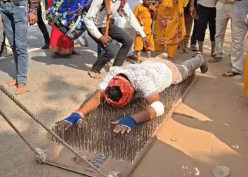 खाटूश्यामजी मेले में दिखा बाबा का अनोखा भक्त, 2100 कीलों पर 17 किलोमीटर की यात्रा कर पहुंचा दरबार