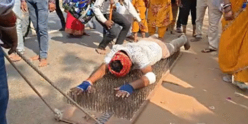 खाटूश्यामजी मेले में दिखा बाबा का अनोखा भक्त, 2100 कीलों पर 17 किलोमीटर की यात्रा कर पहुंचा दरबार