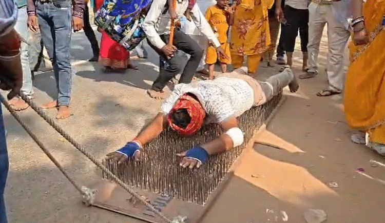 खाटूश्यामजी मेले में दिखा बाबा का अनोखा भक्त, 2100 कीलों पर 17 किलोमीटर की यात्रा कर पहुंचा दरबार