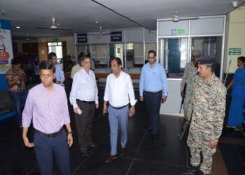 अचानक अस्पताल पहुंचे कलेक्टर गंदगी पर भड़के, वेतन वृद्धि रोकी, कई दफ्तरों में लापरवाही पर कार्रवाई