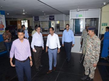 अचानक अस्पताल पहुंचे कलेक्टर गंदगी पर भड़के, वेतन वृद्धि रोकी, कई दफ्तरों में लापरवाही पर कार्रवाई