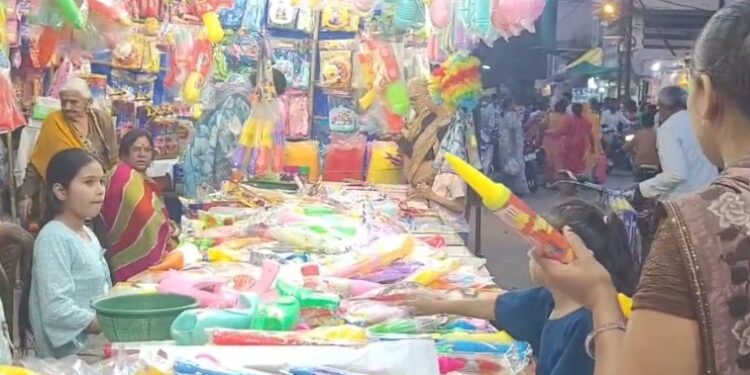 होली के रंग में बाजार, 10 से 2000 रुपए तक की पिचकारियां