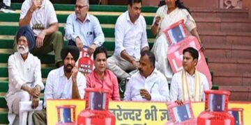 ‘संसद से नरेंद्र गायब, देश से सिलेंडर गायब’; LPG संकट को लेकर राहुल गांधी का पीएम मोदी पर तंज