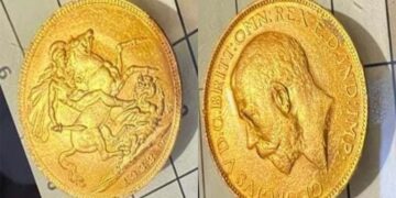 अंग्रेजों के जमाने का सिक्का व सोने का हार सस्ते में देने का झांसा देकर ढाई लाख ठगे