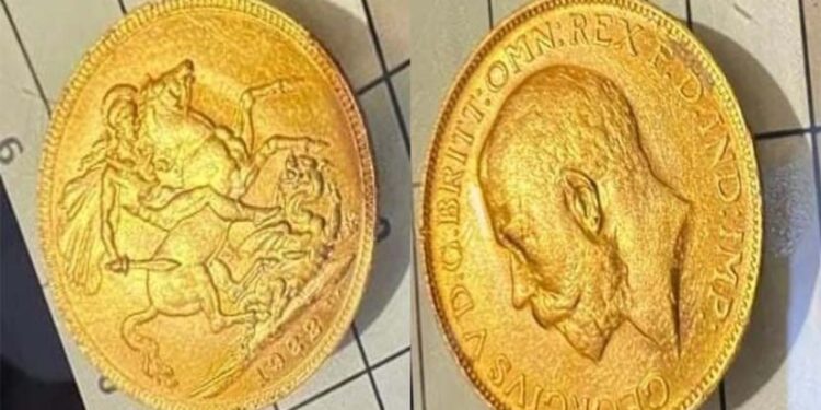 अंग्रेजों के जमाने का सिक्का व सोने का हार सस्ते में देने का झांसा देकर ढाई लाख ठगे