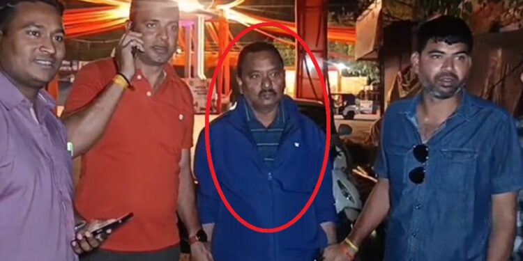 CG ACB Trap : एक लाख की रिश्वत लेते रंगे हाथों तहसील का बाबू हुआ गिरफ्तार, ACB रेड का डर दिखाकर करता था वसूली