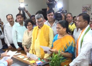 भूपेश बघेल का लिया आशीर्वाद, फिर फूलो देवी नेताम ने भरा राज्यसभा चुनाव का नामांकन