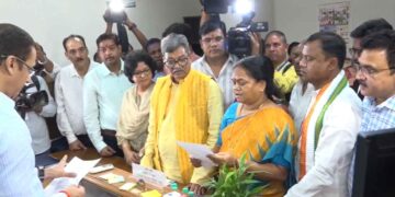 भूपेश बघेल का लिया आशीर्वाद, फिर फूलो देवी नेताम ने भरा राज्यसभा चुनाव का नामांकन