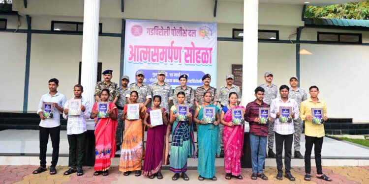 गढ़चिरौली में 68 लाख के इनामी 11 हार्डकोर नक्सलियों ने किया सरेंडर