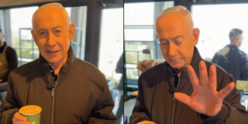 नेतन्याहू ने कॉफी पीते हुए उड़ाया मौत की अफवाहों का मजाक, कैमरे पर दिखाईं उंगलियां