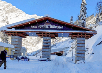 Himachal Snowfall: अटल टनल के दोनों छोरों पर हुई जमकर बर्फबारी, अंदर फंसे 1000 से ज्यादा वाहन