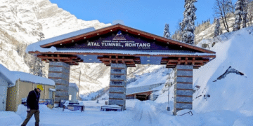 Himachal Snowfall: अटल टनल के दोनों छोरों पर हुई जमकर बर्फबारी, अंदर फंसे 1000 से ज्यादा वाहन