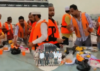 Varanasi News: गंगा के बीच इफ्तार पार्टी करना पड़ा महंगा, चिकन बिरयानी खाने-फेंकने के आरोप में 14 गिरफ्तार