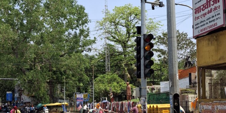 भीषण गर्मी के बीच बड़ा फैसला: इस जिले में दोपहर 12 से 4 बजे तक बंद रहेंगे ट्रैफिक सिग्नल
