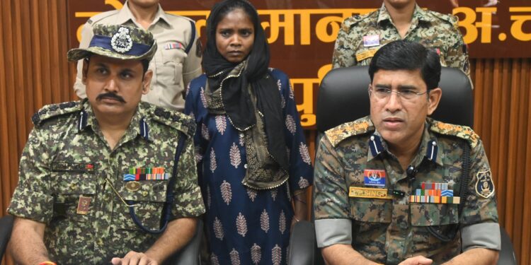 1 लाख की इनामी महिला नक्सली ने किया आत्मसमर्पण, बोली-‘विचारधारा खोखली, संविधान पर भरोसा’