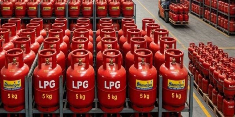 आधार कार्ड दिखाने पर मिलेगा 5 किलो वाला गैस सिलेंडर, जानें नया नियम