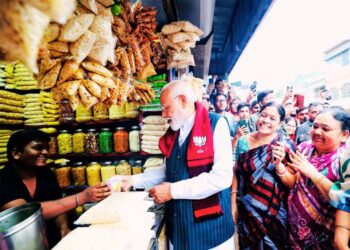 PM नरेंद्र मोदी का झालमुड़ी वाले को दिया 10 का नोट, 1 लाख में बिक रहा! खरीदने की लगी होड़