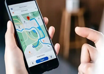 गूगल मैप ने भटकाया रास्ता, आधी रात ट्रेलर गली में घुसा, कई वाहनों को टक्कर