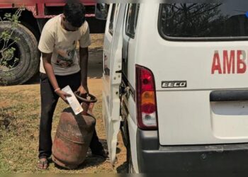 एम्बुलेंस बनी गैस सिलेंडर ढोने का जरिया! स्वास्थ्य विभाग की लापरवाही पर सवाल