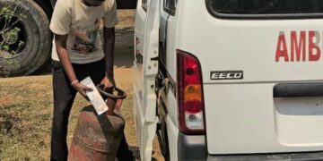 एम्बुलेंस बनी गैस सिलेंडर ढोने का जरिया! स्वास्थ्य विभाग की लापरवाही पर सवाल