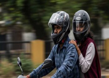 रायपुर में सड़क सुरक्षा सख्त: पीछे बैठने वाले के लिए भी हेलमेट अनिवार्य, शोरूम पर भी होगी कार्रवाई